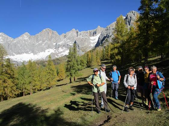 Eine Gruppe Wander:innen bei der Dachsteinsüdwand vom Ausstieg aus dem Rosegger-Steig.