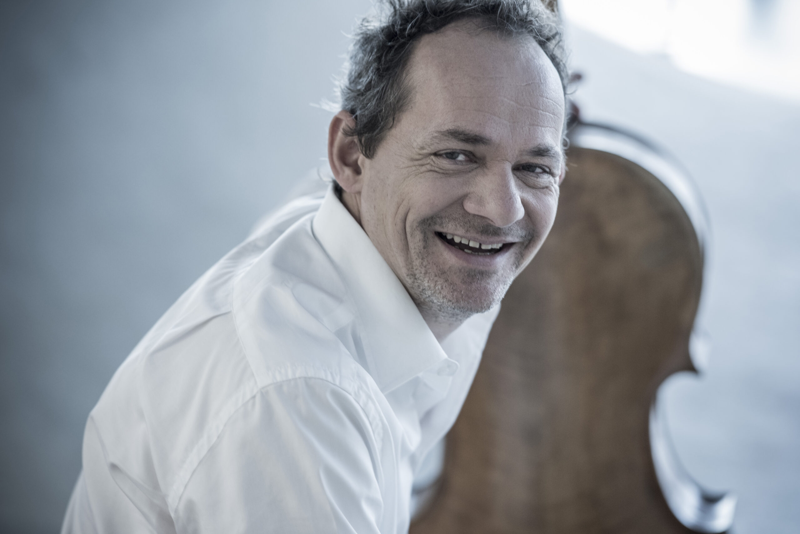 Porträt von Reinhard Latzko mit Cello. Credit: Christian Jungwirth