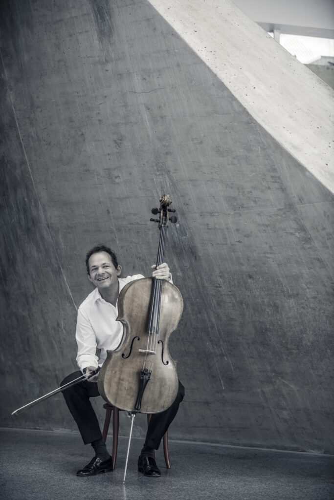 Porträt von Reinhard Latzko mit Cello. Credit: Christian Jungwirth