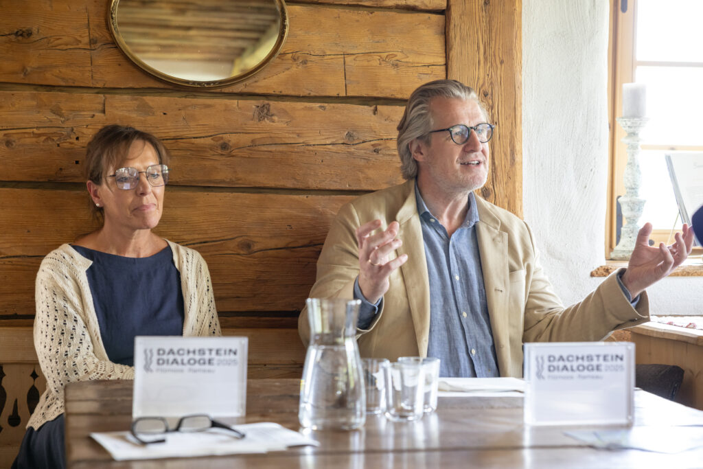Dachstein Dialoge Obfrau Frau Regina Stocker und Indendant der Dachstein Dialoge Philipp Blom beim Pressegespräch am 4 Juni 2025