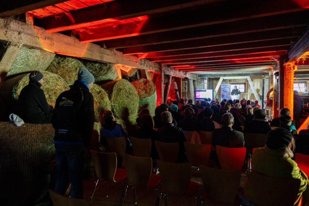 29.09.2024, Ramsau am Dachstein, Steiermark, Österreich (Austria): Impuls von Michael Ignatieff zum Thema Toleranz in einer neuen Weltordnung, Vortrag in der Scheune des Schweigerhofes - die Dachstein Dialoge in Filzmoos und Ramsau sind ein neues internationales Festival für Toleranz und finden vom 27. bis zum 29. September 2024 unter dem Motto Zerrissene Jahre statt.