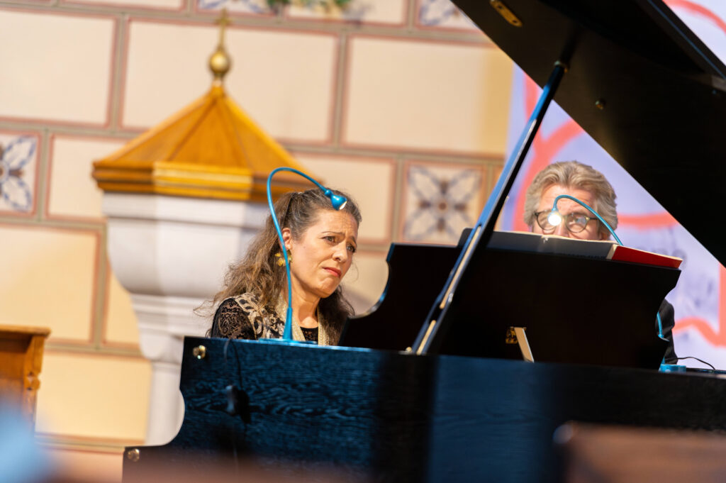 Ariane Haering am Klavier